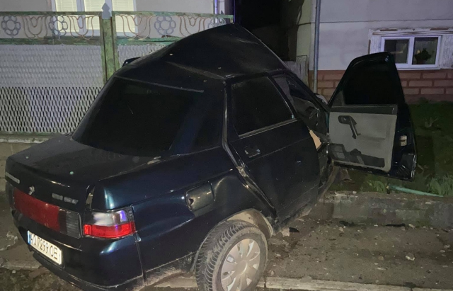 Авто зім'яло наче бляшанку: на Мукачівщині вночі нетверезий водій влетів у паркан (ФОТО)