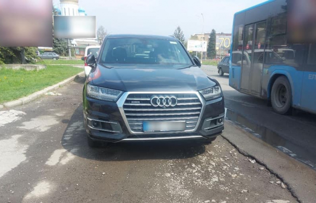 Ужгородські поліцейські виявили автомобіль, який розшукує Інтерпол (ФОТО)