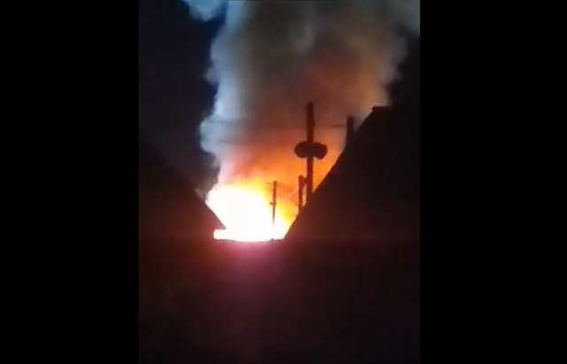 Вогонь поширювався із шаленою швидкістю: масштабна пожежа вирувала цієї ночі в Хусті (ФОТО, ВІДЕО)