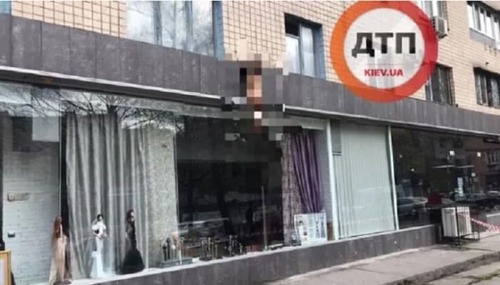 У Києві чоловік випав з 8-го поверху і розбився о дах магазину (ФОТО)