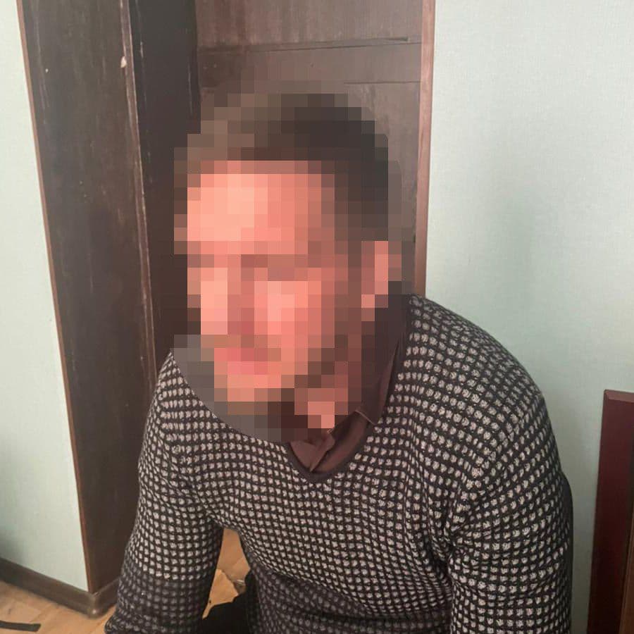 У Києві чоловік зі зброєю кілька годин утримував двох жінок в автомобілі, вимагаючи 5 тисяч доларів