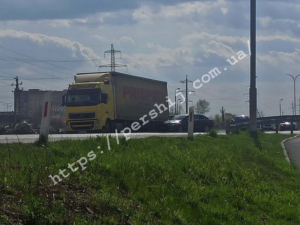 ДТП в Мукачеві: легковик на трасі влетів у вантажівку (ФОТО)