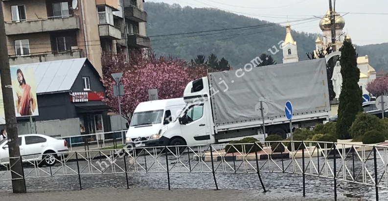 У Мукачеві ДТП за участі вантажного автомобіля (ФОТО)