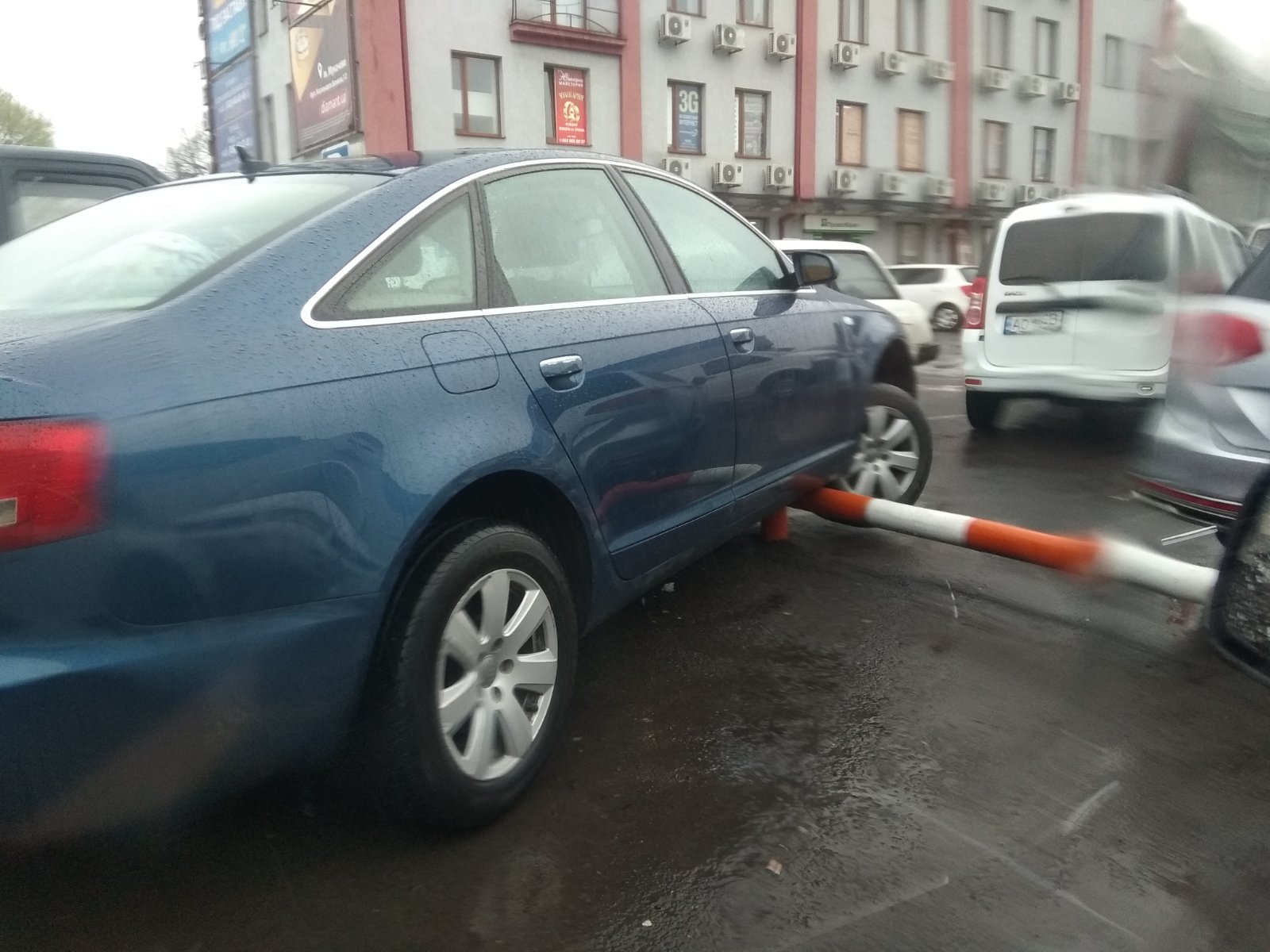 Великодня метушня: на ринку Мукачева авто "повисло" на обмежувачі (ФОТО)