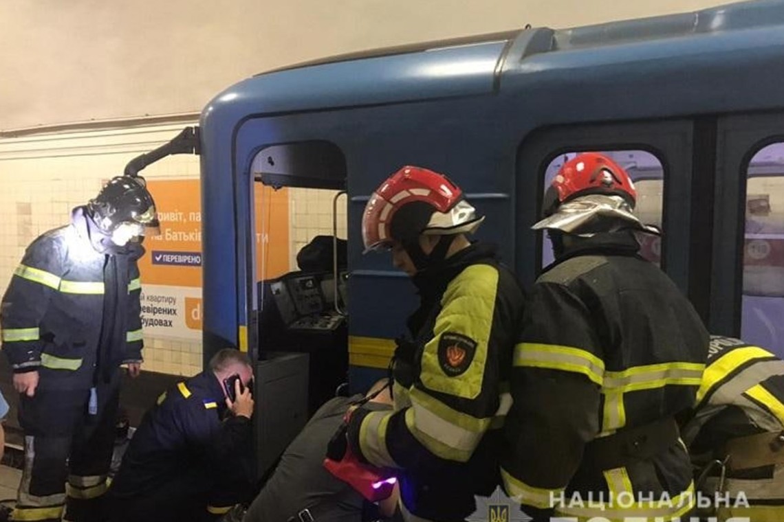 Подробиці падіння пасажира під поїзд метро у Києві: метрополітен відновив роботу у звичайному режимі