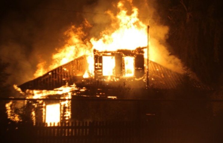 Чоловік спалив будинок жінці, яка його прихистила, бо не зварила борщ (ВІДЕО)