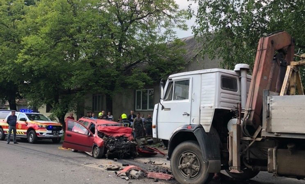 Моторошна автотроща у Тячеві: вантажівка розтрощила легковик (ФОТО)