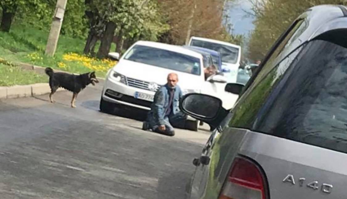 В Ужгороді нетверезий чоловік кидався під авто (ФОТО)