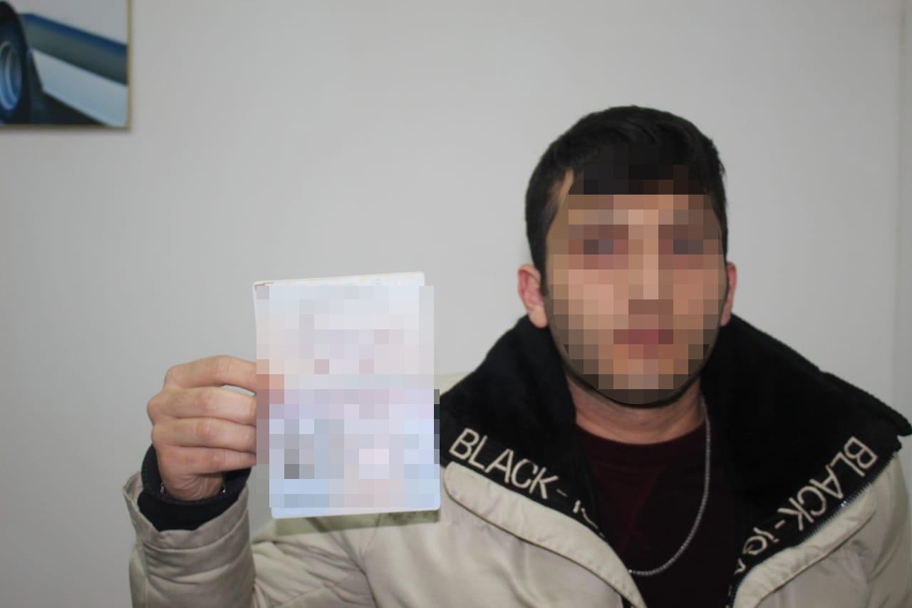 Затримання на закарпатському кордоні: іноземець намагався покинути країну за чужим паспортом (ФОТО)