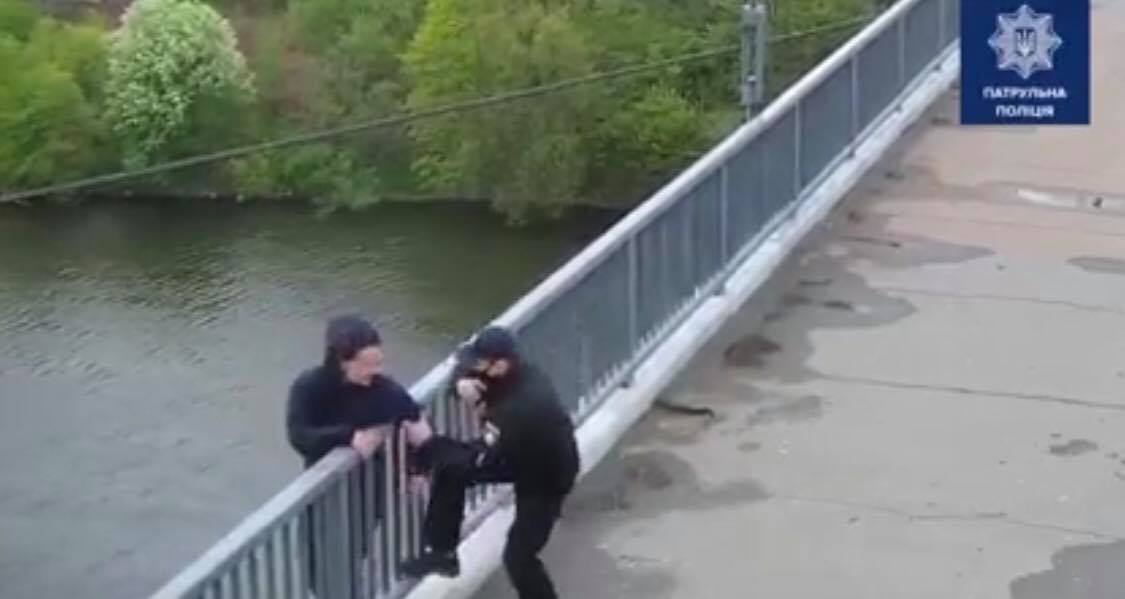 Перехрестився і зібрався стрибати: у Житомирі патрульні врятували чоловіка, що намагався стрибнути з мосту (ВІДЕО)