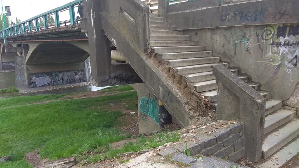 В Ужгороді обвалилася частина перил мосту Масарика (ФОТО)