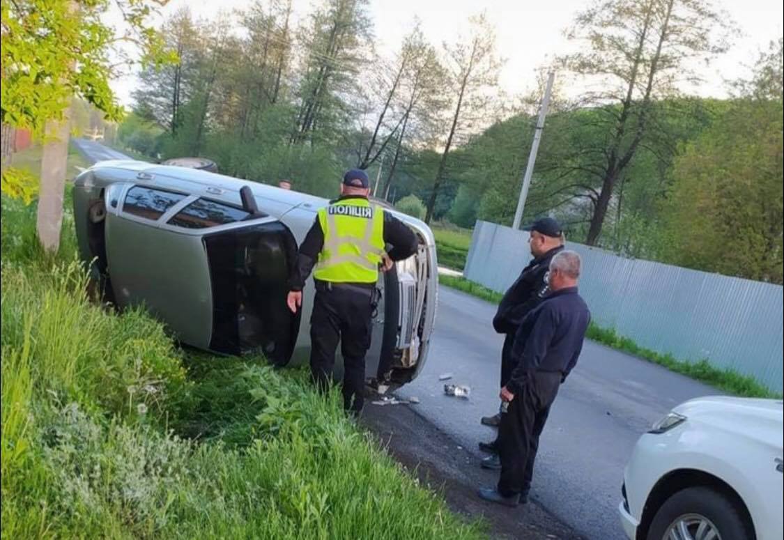 На Іршавщині в наслідок ДТП автівка перевернулася на бік (ФОТО) 