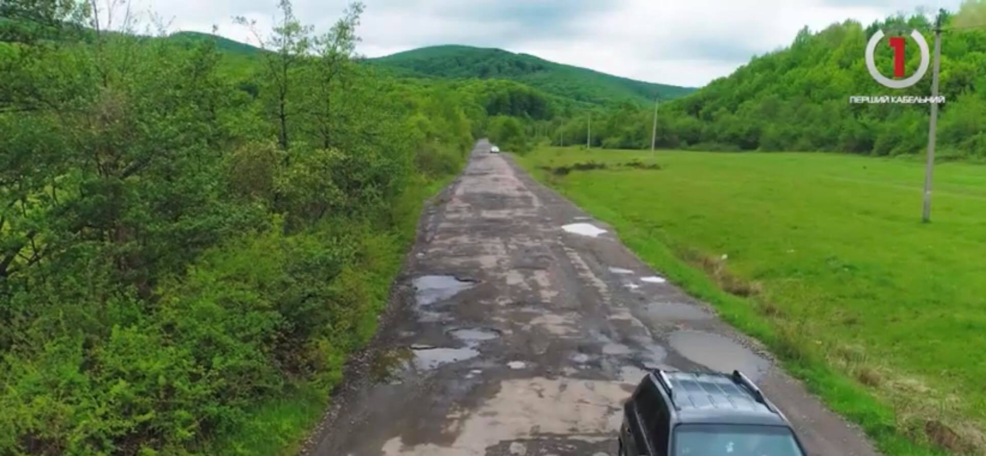 Розбитий вщент автошлях: суцільне бездоріжжя на Мукачівщині (ВІДЕО)