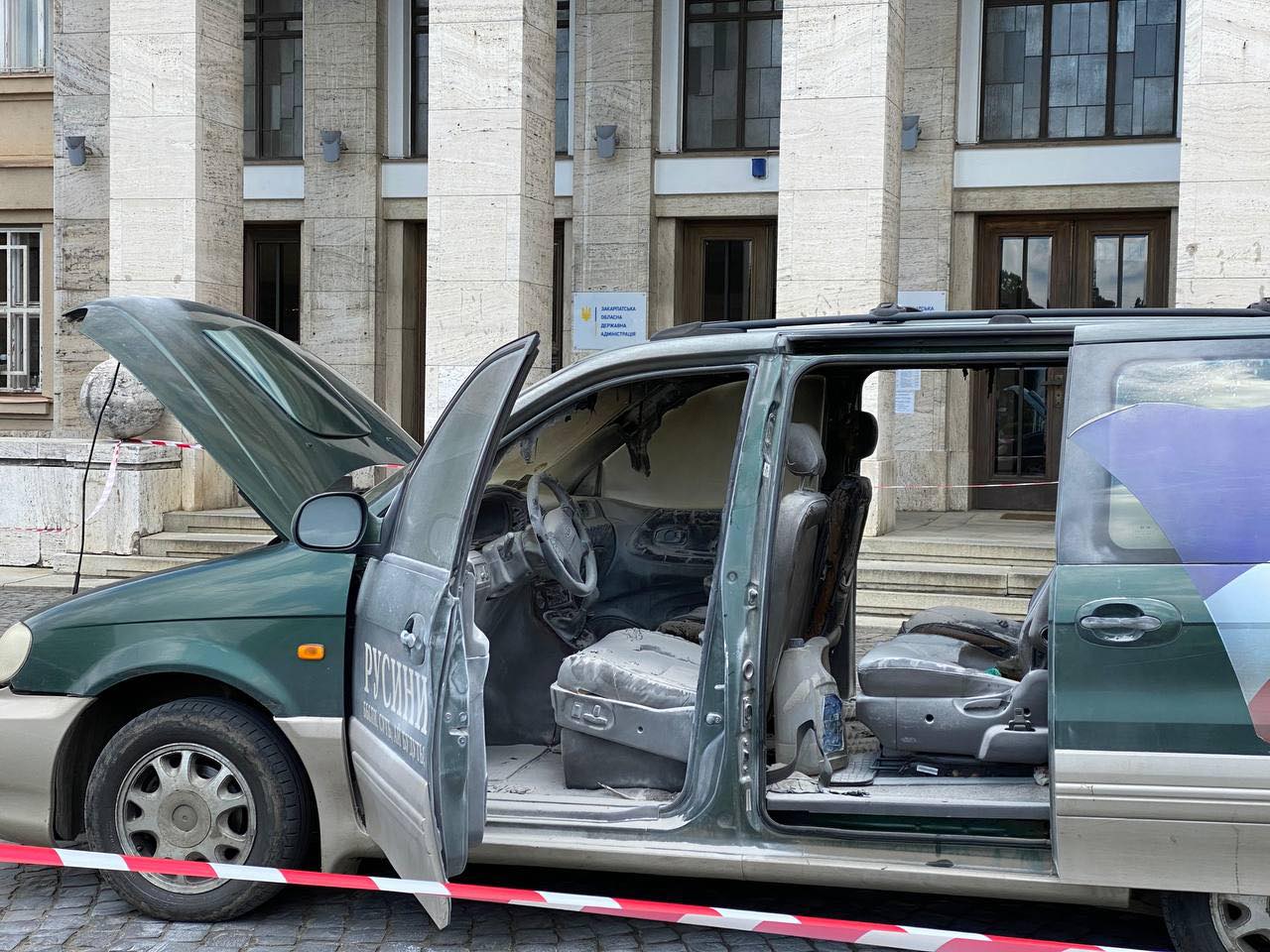 Перед Закарпатською ОДА спалахнула автівка (ФОТО, ВІДЕО)