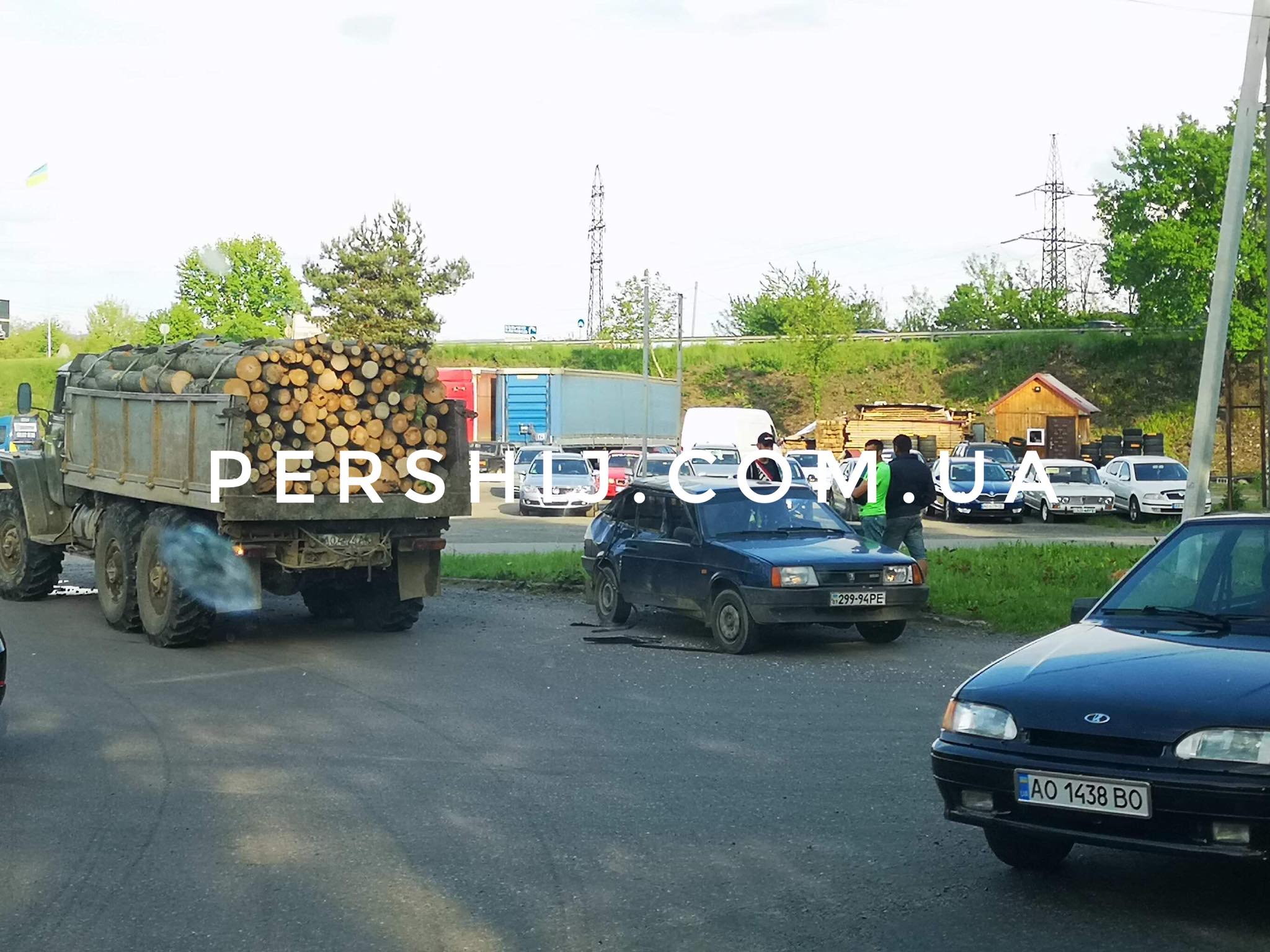 Поблизу Мукачева зіштовхнулися лісовоз та легковик (ФОТО, ВІДЕО)