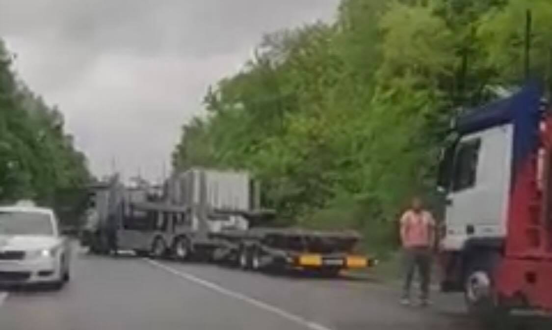 "Займають майже всю ширину": на Ужгородщині рух транспорту ускладнено, через вантажівки (ВІДЕО)