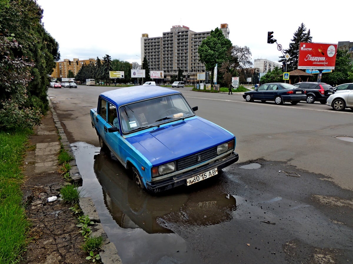В Ужгороді автомобіль провалився у яму на дорозі (ФОТО)