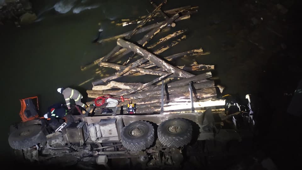 Трагедія на Прикарпатті: вантажівка з моста впала у річку, загинули люди (ФОТО)