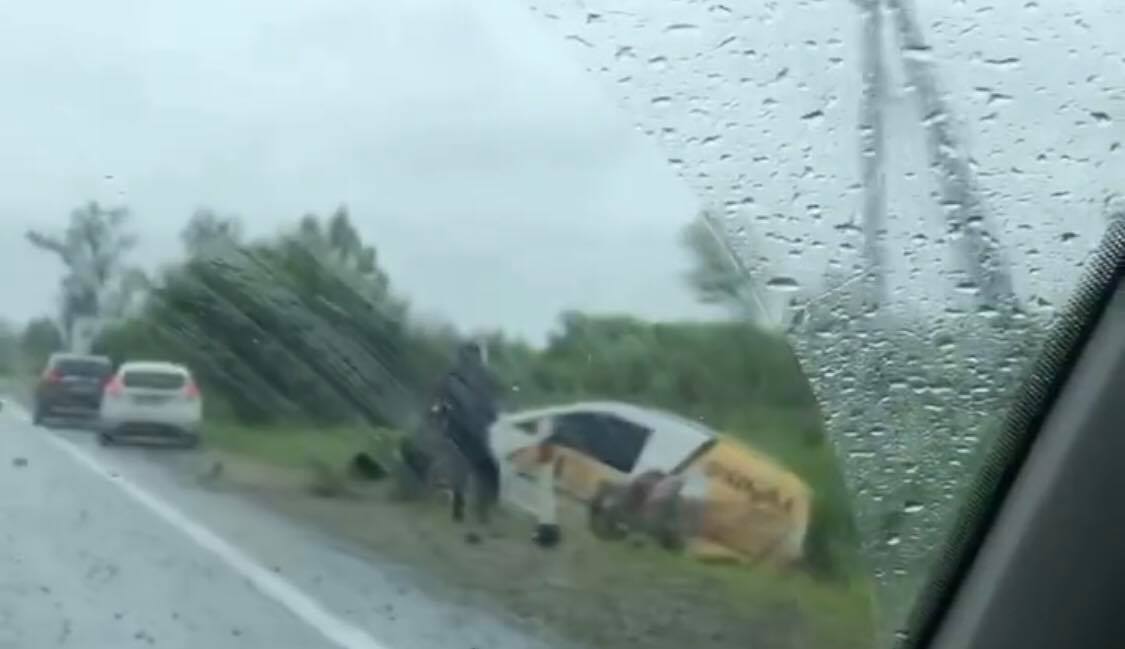 ДТП на Закарпатті: мікроавтобус опинився у кюветі (ВІДЕО)