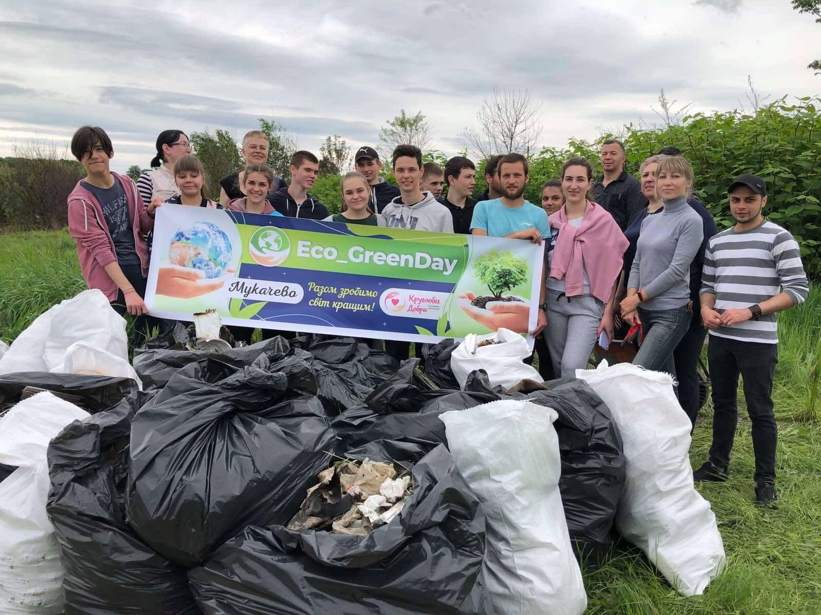 Мукачівці в день міста взяли участь у всеукраїнському проєкті "Eco green Day": вдалося зібрати 20 тонн сміття (ФОТО)