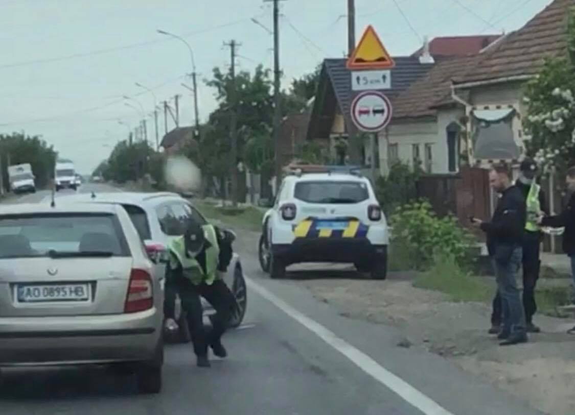 На Мукачівщині не розминулися дві автівки: утворився затор (ФОТО)