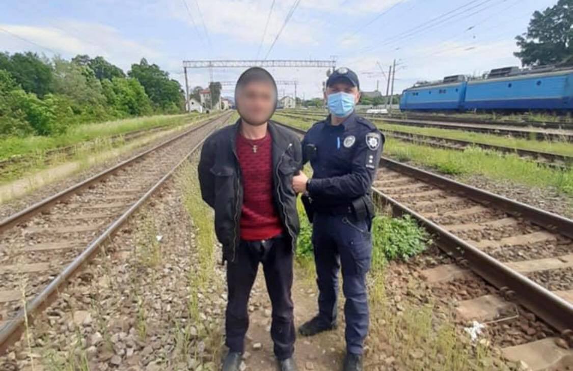 В Ужгороді у чоловіка, який кидався під потяг виявили холодну зброю (ФОТО)