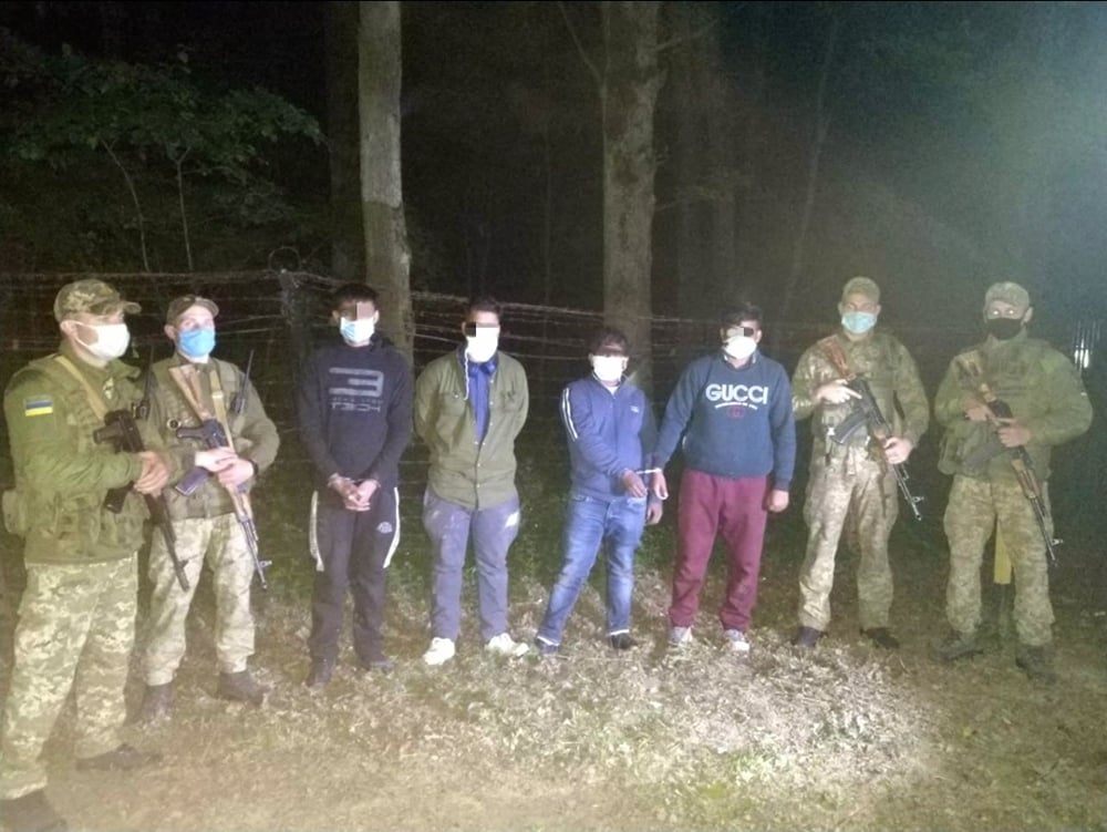 Неподалік закарпатського кордону вночі затримали нелегальних "туристів" (ФОТО)