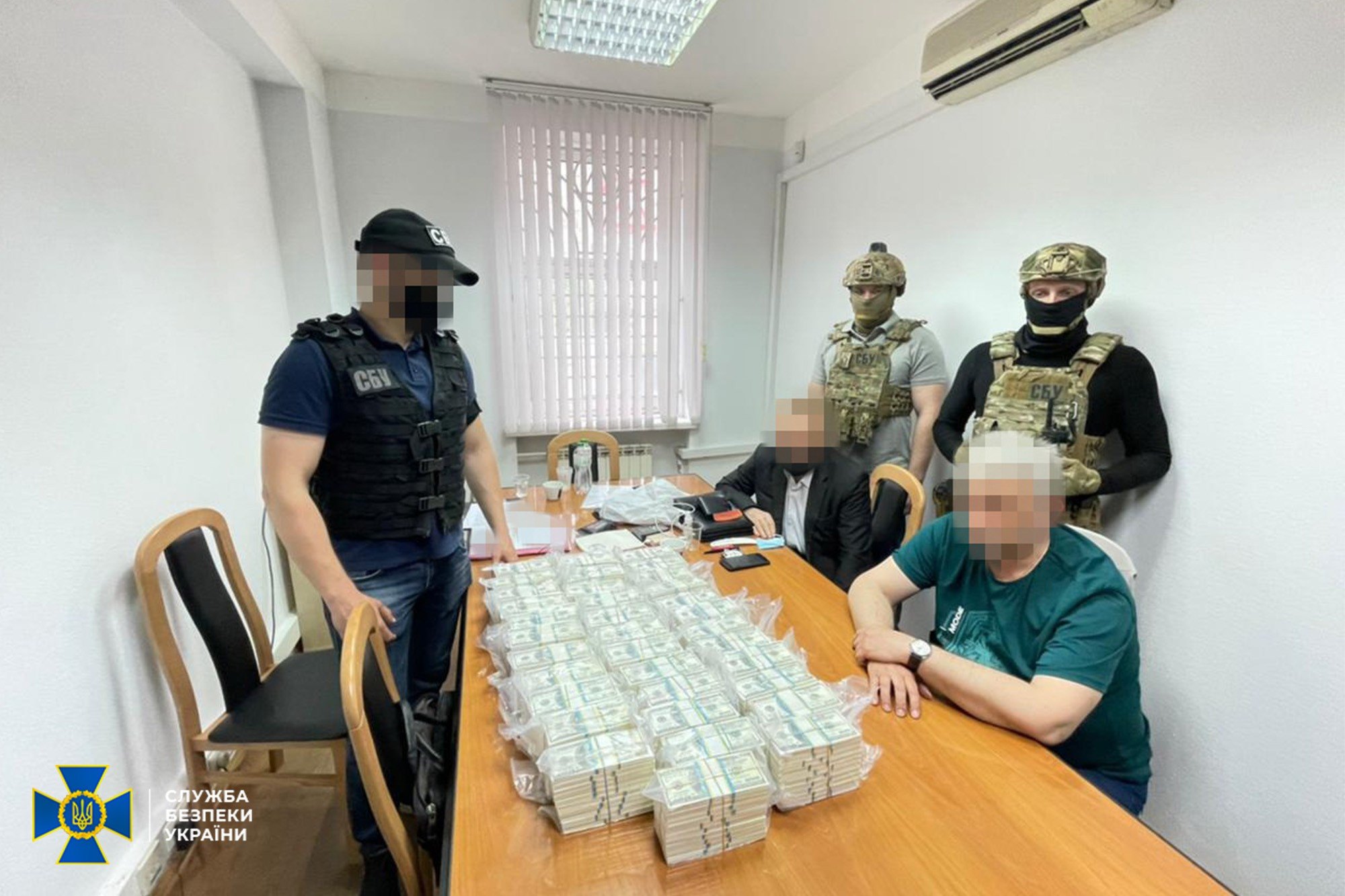 3,5 млн доларів посади голови Кіровоградської ОДА: працівники СБУ затримали двох ділків (ФОТО)
