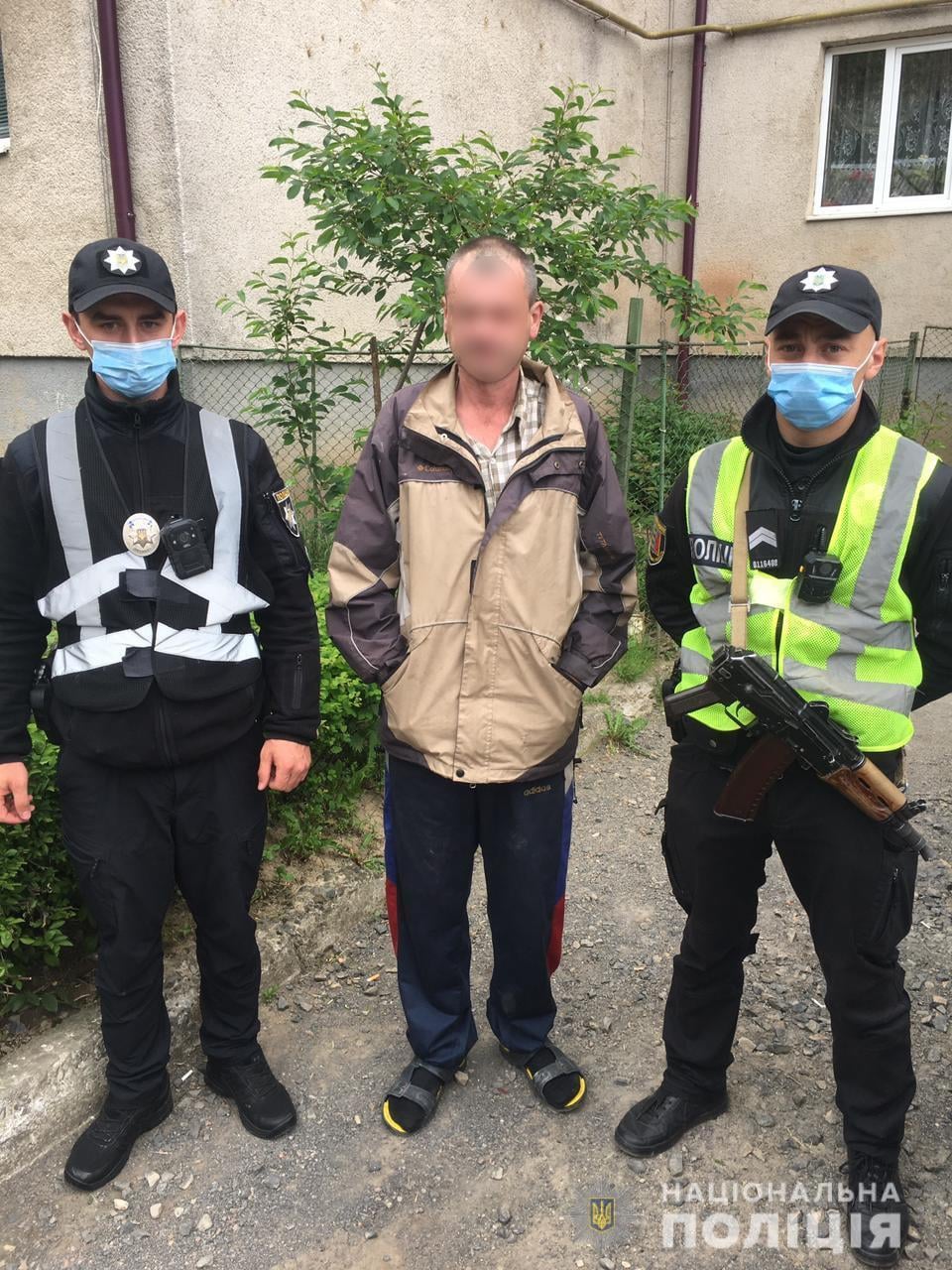 Схвильованим голосом просив про допомогу: на Мукачівщині поліцейські врятували чоловіка з полону вогню (ФОТО)