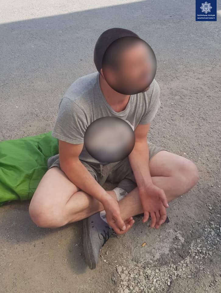 В Ужгороді затримали чоловіка, загрібав у землю наркотики (ФОТО)