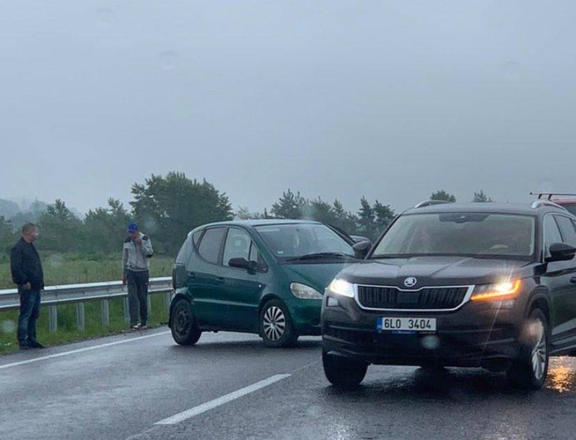 Ранкова ДТП поблизу Хуста: не розминулися легковик та мікроавтобус (ФОТО, ВІДЕО)