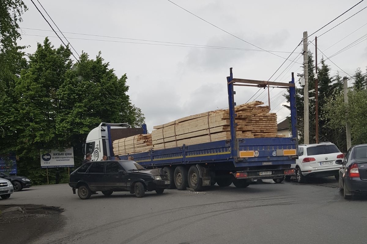 Ранкова аварія в Мукачеві: автівка на перехресті в‘їхала в лісовоз (ФОТО)