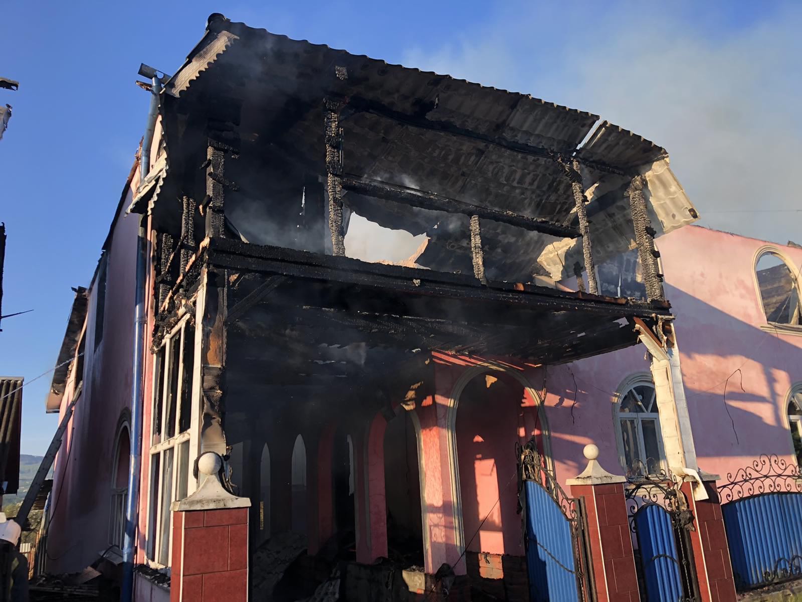 Масштабна пожежа на Закарпатті: вогонь з будинку перекинувся на сусідню будівлю (ФОТО)