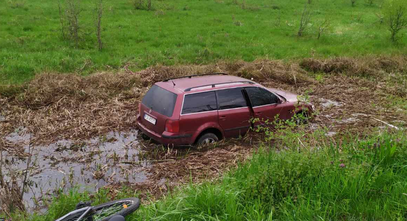 ДТП на Мукачівщині: авто злетіло з дороги на кілька метрів (ФОТО)