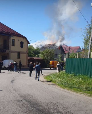 На Ужгородщині вирує пожежа: вогонь миттєво охопив приватний будинок (ВІДЕО)