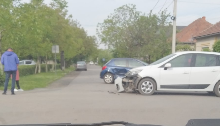 Ранкова аварія у Мукачеві: на перехресті зіштовхнулися легковики (ФОТО)