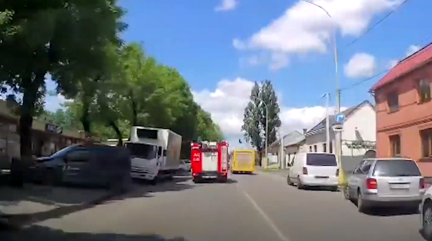 Рейд вулицями Ужгорода: чи пропускають спецтранспорт поліції та рятувальників? (ВІДЕО)