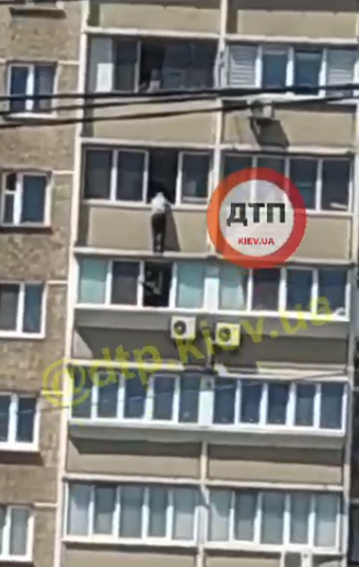 З'явилося відео, як у столиці чоловік намагався стрибнути з балкона на 10-му поверсі (ВІДЕО)