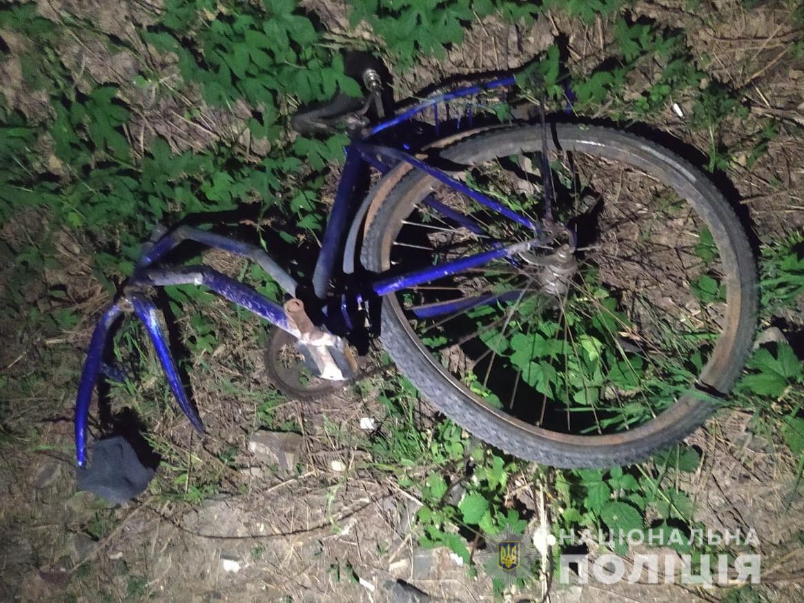 П'яна ДТП: на Берегівщині водій збив велосипедиста та втік з місця події (ФОТО)
