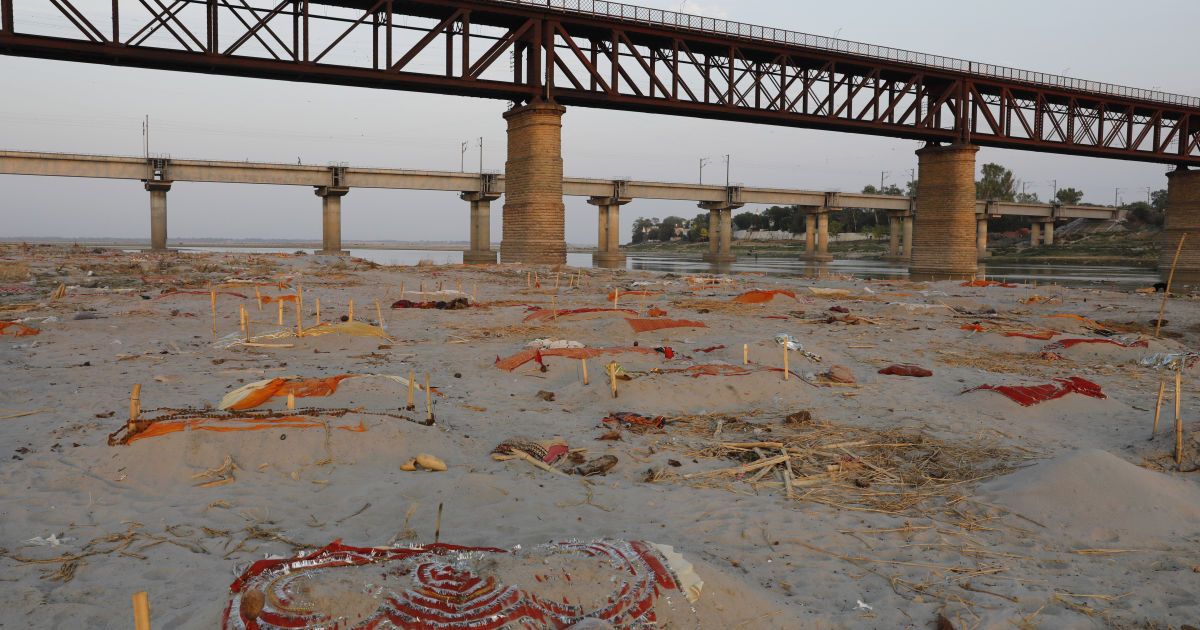 В Індії влада підтвердила факт скидання тіл жертв COVID-19 у річку Ганг