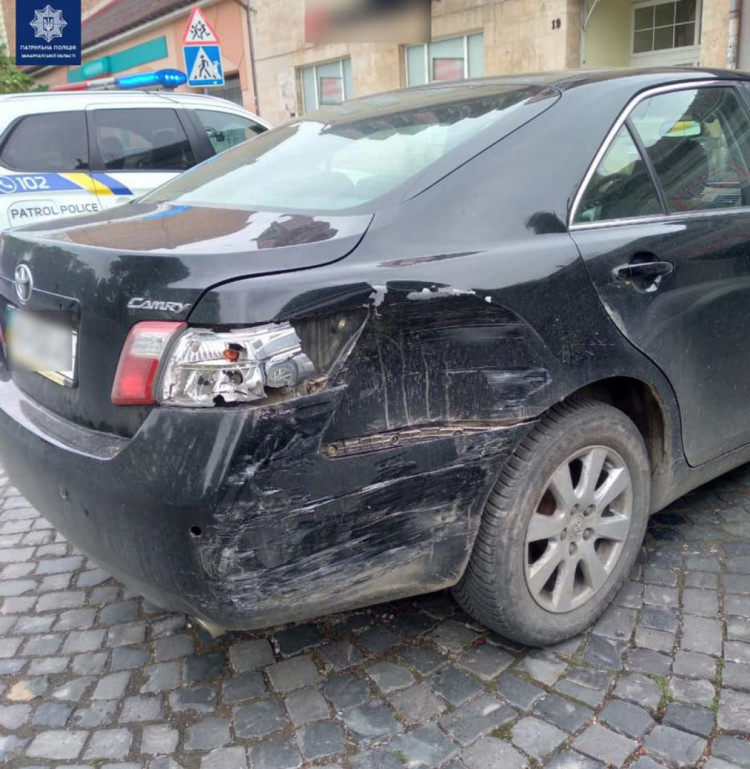 Скоїв ДТП та втік: в Ужгороді поліція розшукує водія, який "вдарив" припарковане авто (ФОТО)