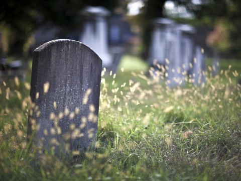 Нічне шоу на кладовищі: підлітки розпивали алкоголь на могилах (ВІДЕО)