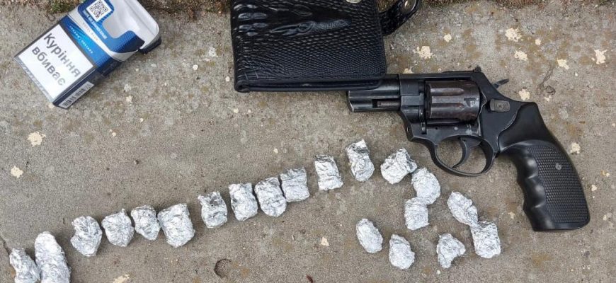 На Ужгородщині у дніпровця виявили пістолет з набоями та два десятки згортків з наркотиками (ФОТО)