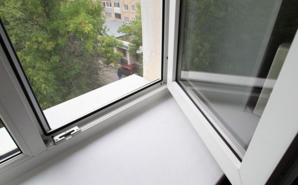 До лікарні доставили в комі: в Мукачеві чоловік впав з балкону на 5 поверсі