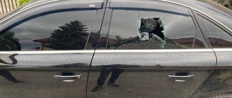 В Ужгороді серед ночі невідомі розбили вікно автомобіля (ФОТО)