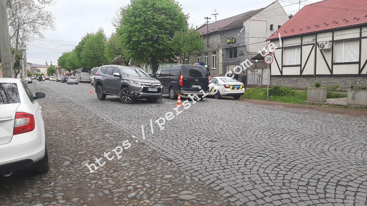 Ранкова аварія у Мукачеві за участі легковика та рейсового автобусу паралізувала рух вулицею (ФОТО)