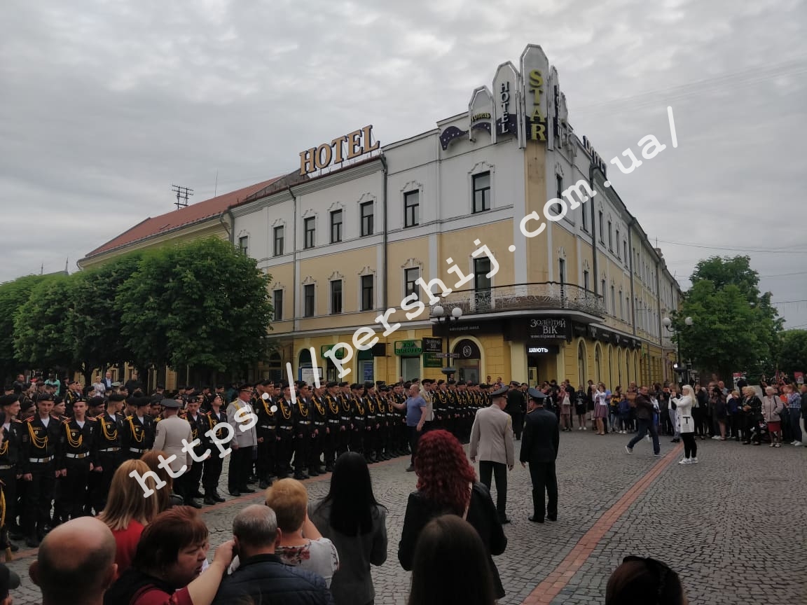 У центрі Мукачева ліцеїсти урочисто відзначають закінчення навчального року (ФОТО, ВІДЕО)