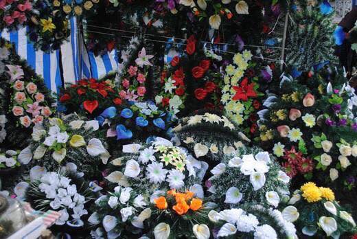 "Шкідливий вплив на навколишнє природне середовище": у Мукачеві заборонили продаж і використання штучних пластмасових квітів, вінків та корзин