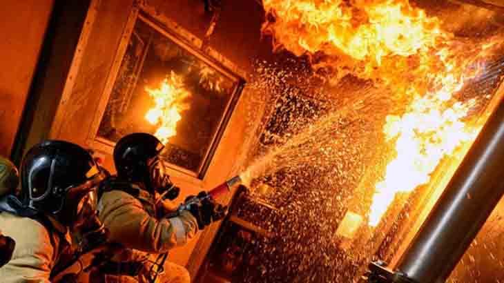 Вогонь з будинку перекинувся на сусідню споруду: масштабна пожежа вирувала на Закарпатті