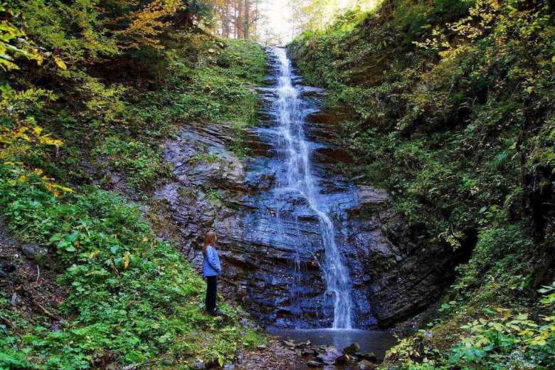 Туристична родзинка: Ялинський водоспад зачаровує своєю красою (ВІДЕО)